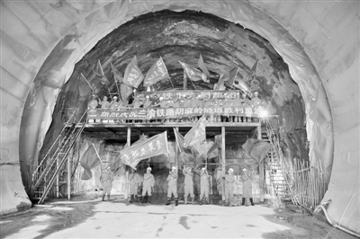 胡麻岭隧道是兰渝铁路控制性工程,作业难度极大,风险极高,施工历时8年