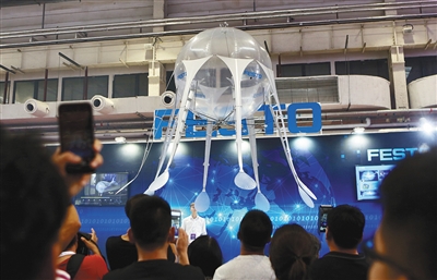 昨日,"水母"机器人在展示技艺.新京报记者 浦峰 摄