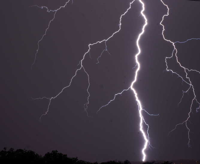 闪电致命,在雷雨交加的时候躲进屋里会更安全(图片来源:neale du p