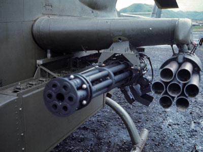 越南战争期间ah-1"眼镜蛇"侧面安装的6管20毫米机炮和70毫米火箭发射
