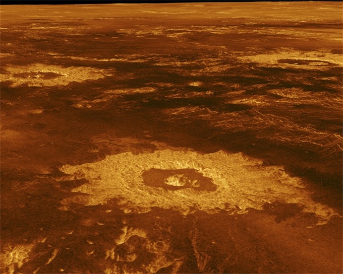 金星比地球离太阳更近,地球上的温度高达华氏900度.来源:nasa/jpl