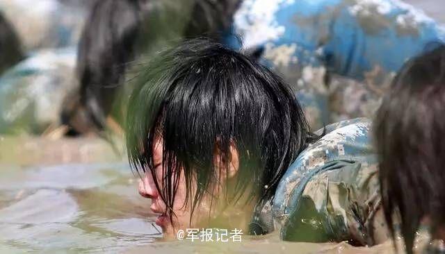 解放军特战女兵训练:泥潭中残酷摔打