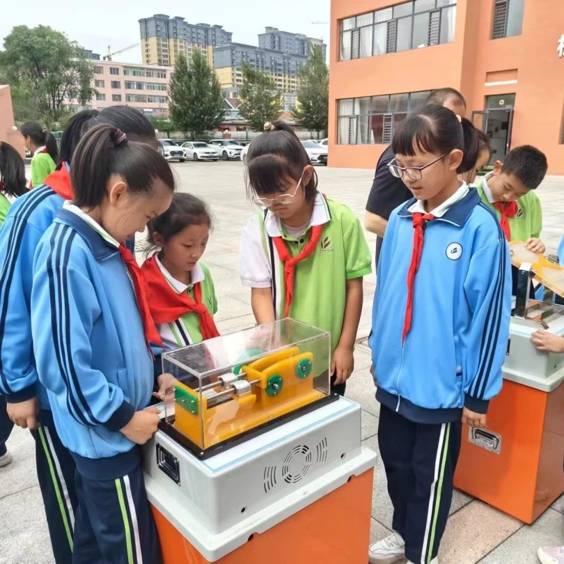 东胜区纺织苑小学,科普活动