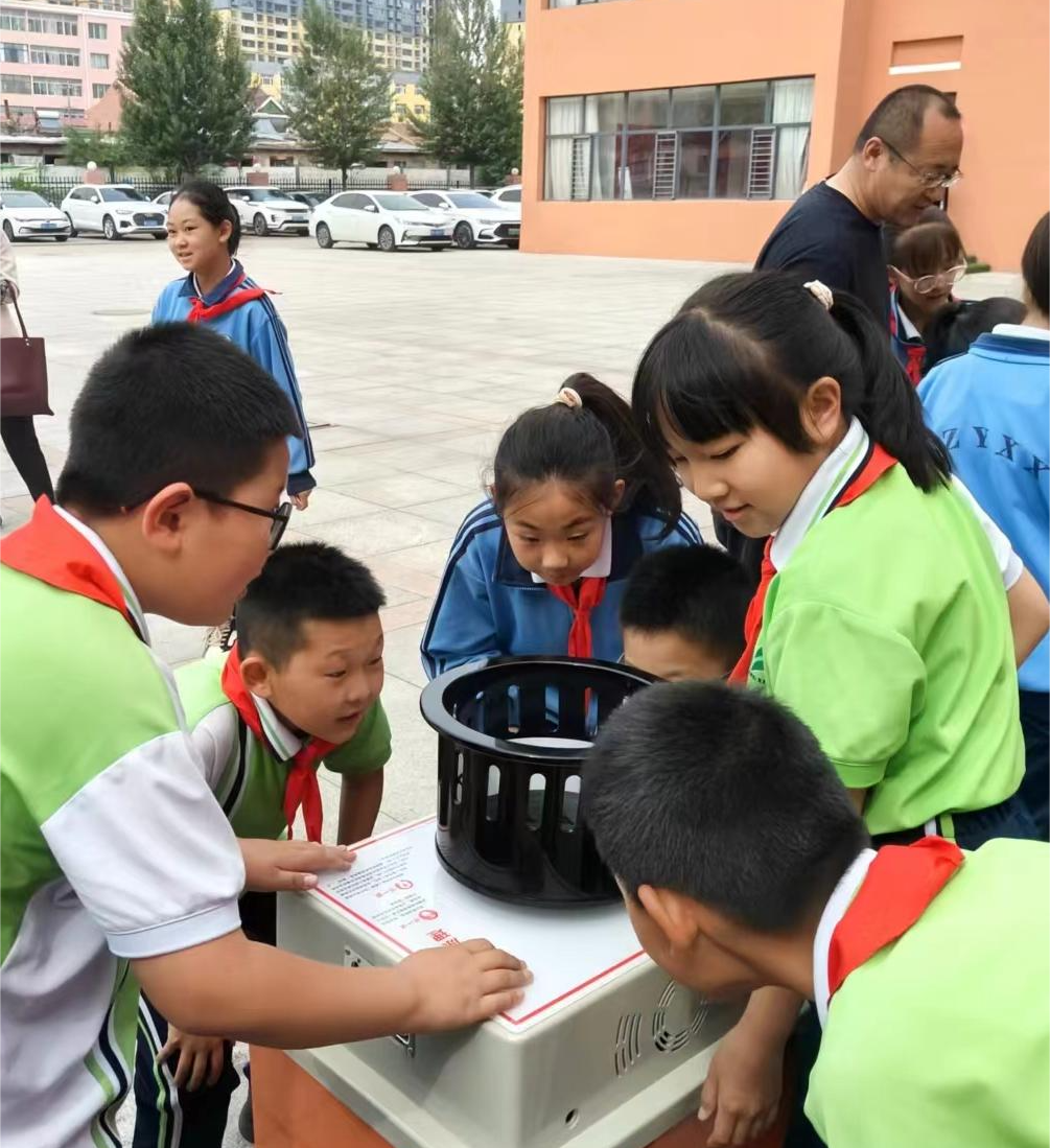 学生科普活动进行互动