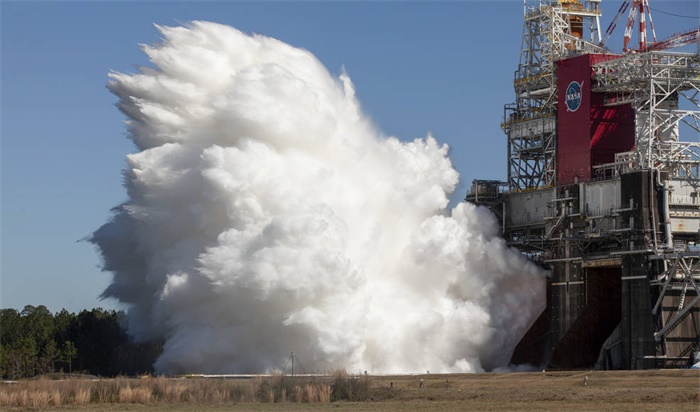 阿尔忒弥斯任务重大里程碑：NASA成功完成SLS运载火箭发动机热火测试，距离美国重返月球又近一步