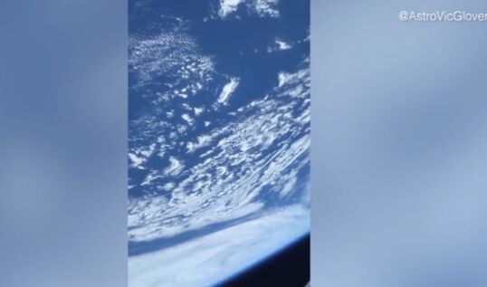 从SpaceX“龙飞船”太空舱看地球是什么体验？NASA宇航员拍下一段太空视频！