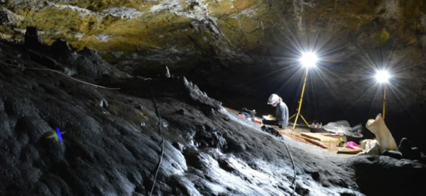 洞穴挖掘,考古工作 洞穴挖掘,考古工作