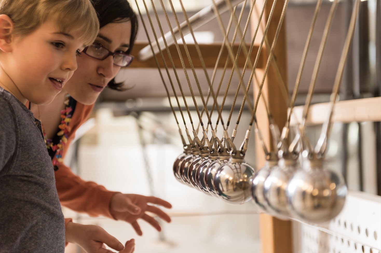 观众体验牛顿摆